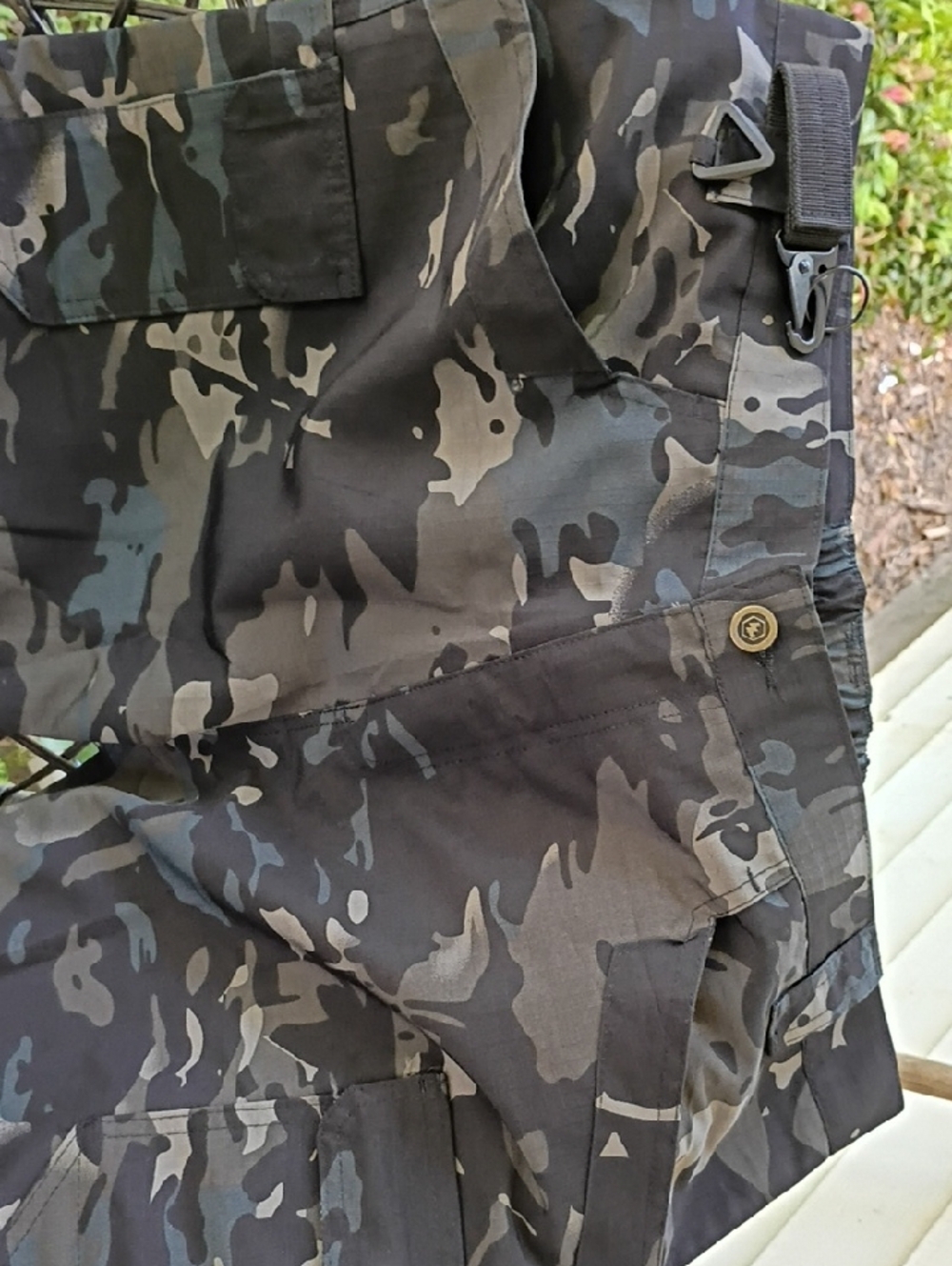 Men's Camo Cargo Pants - Dark Gray & Black